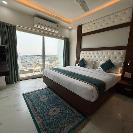 Hotel 7 Heaven Дехрадун Екстериор снимка