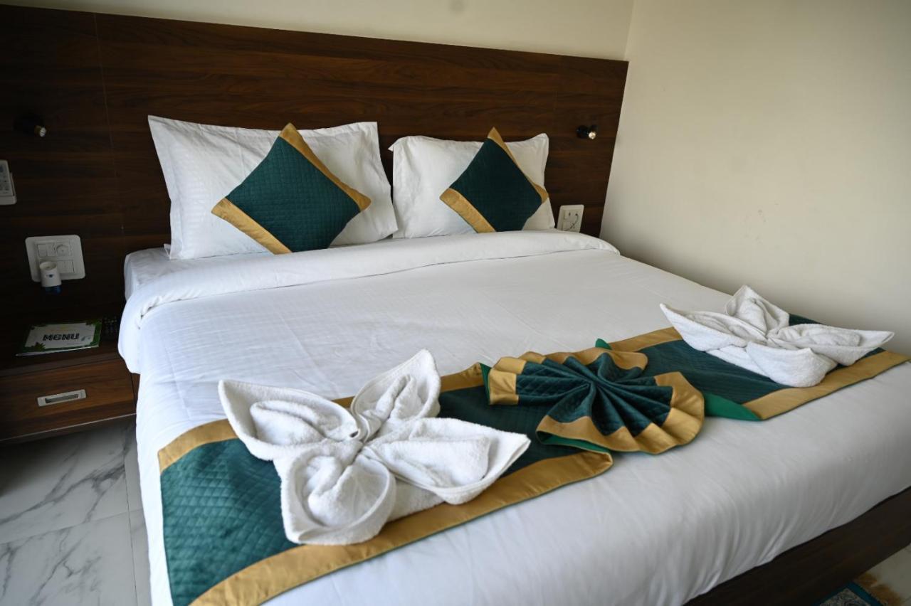 Hotel 7 Heaven Дехрадун Екстериор снимка