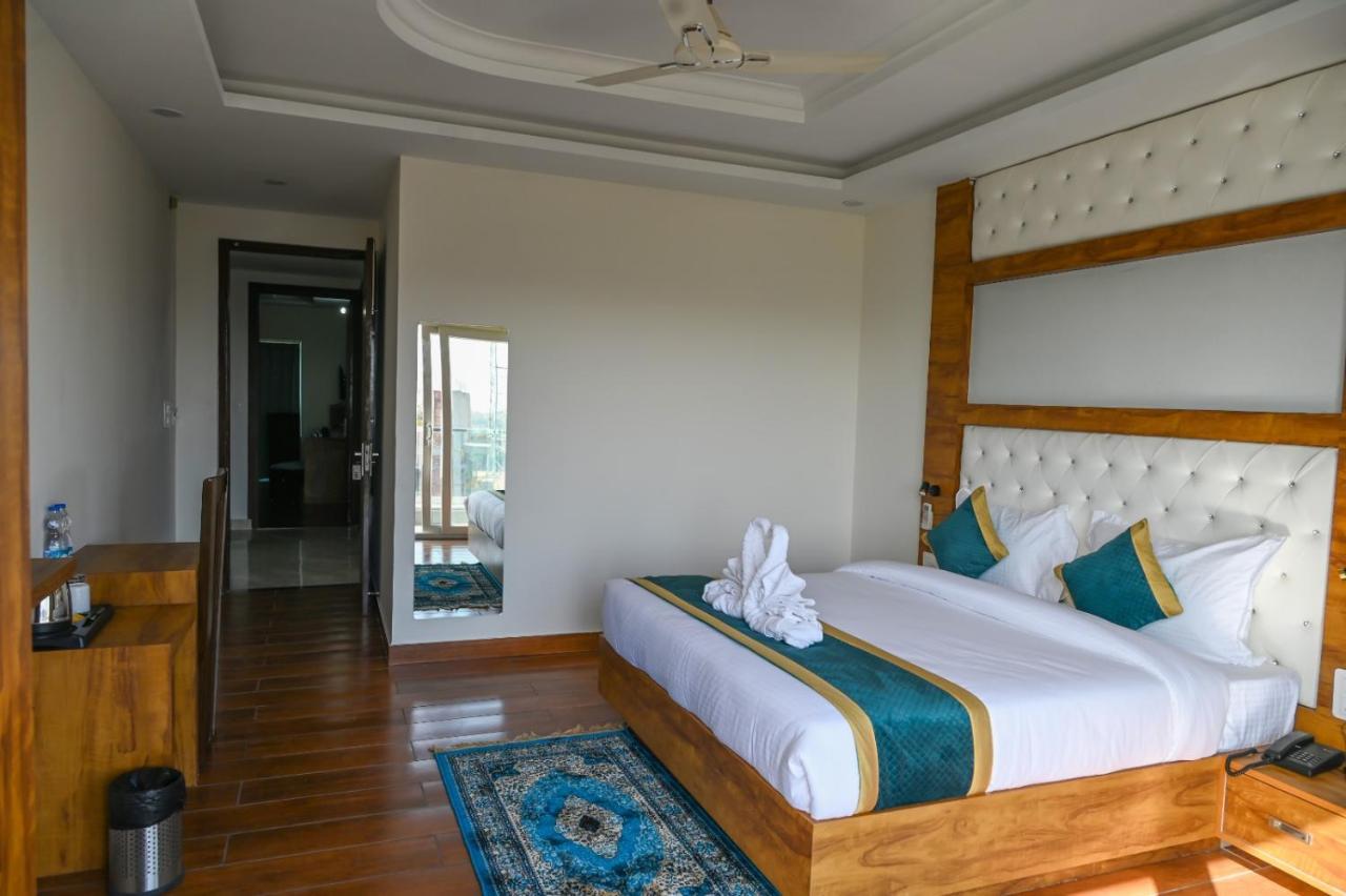 Hotel 7 Heaven Дехрадун Екстериор снимка