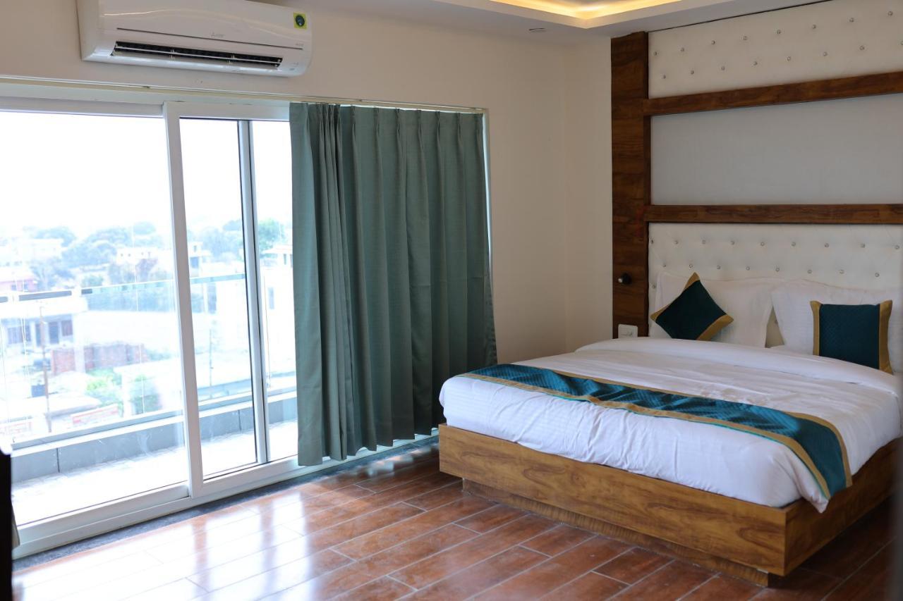 Hotel 7 Heaven Дехрадун Екстериор снимка