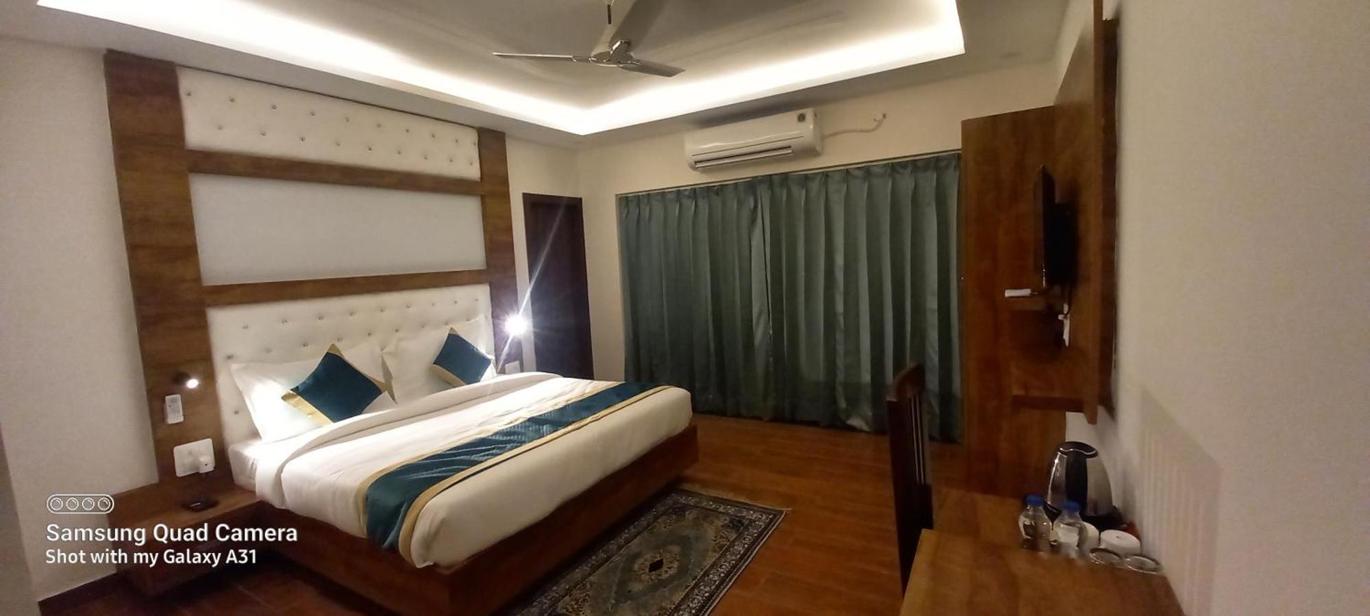 Hotel 7 Heaven Дехрадун Екстериор снимка