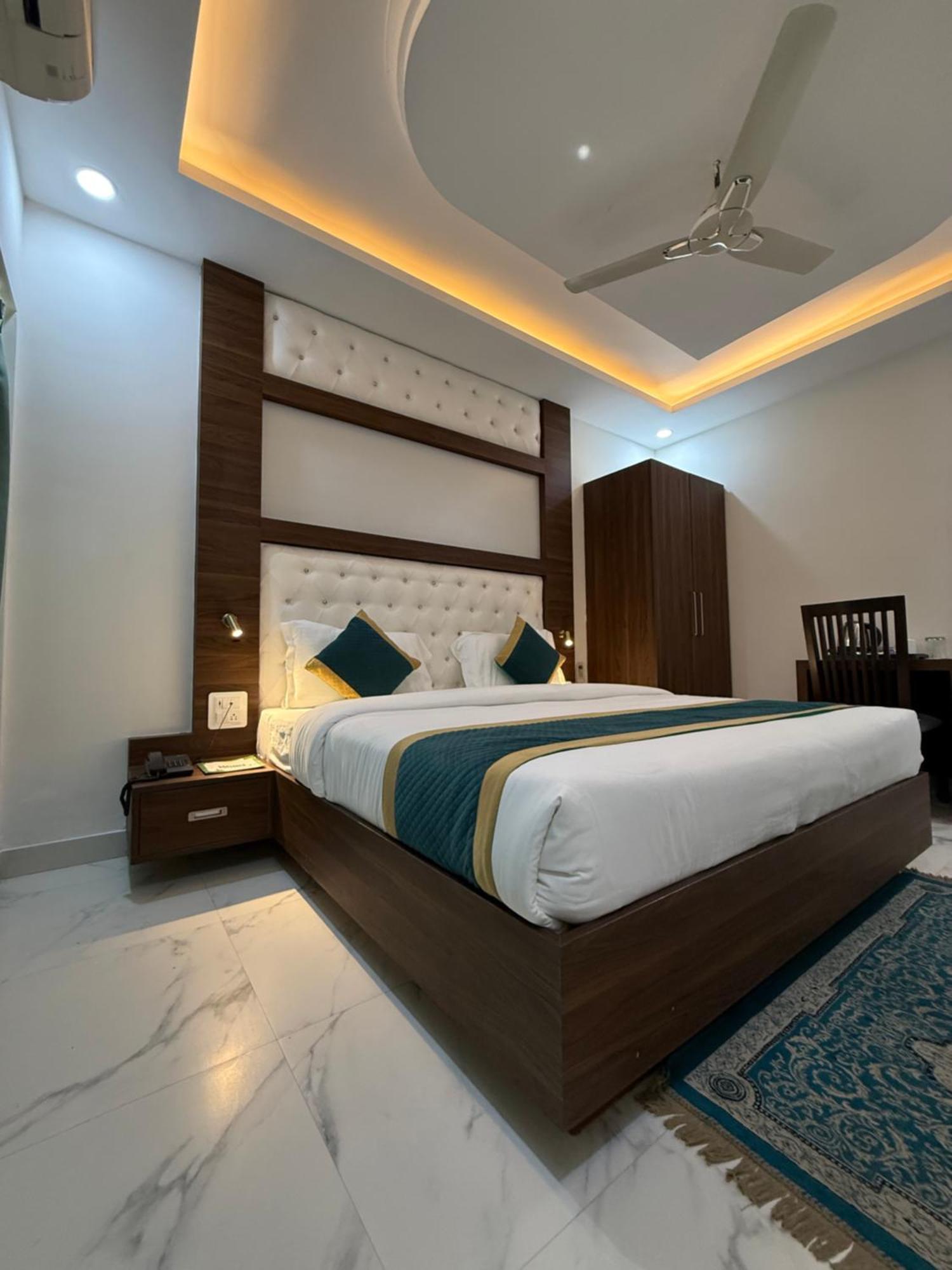 Hotel 7 Heaven Дехрадун Екстериор снимка