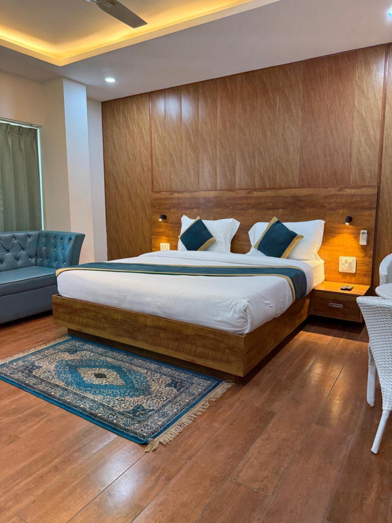 Hotel 7 Heaven Дехрадун Екстериор снимка