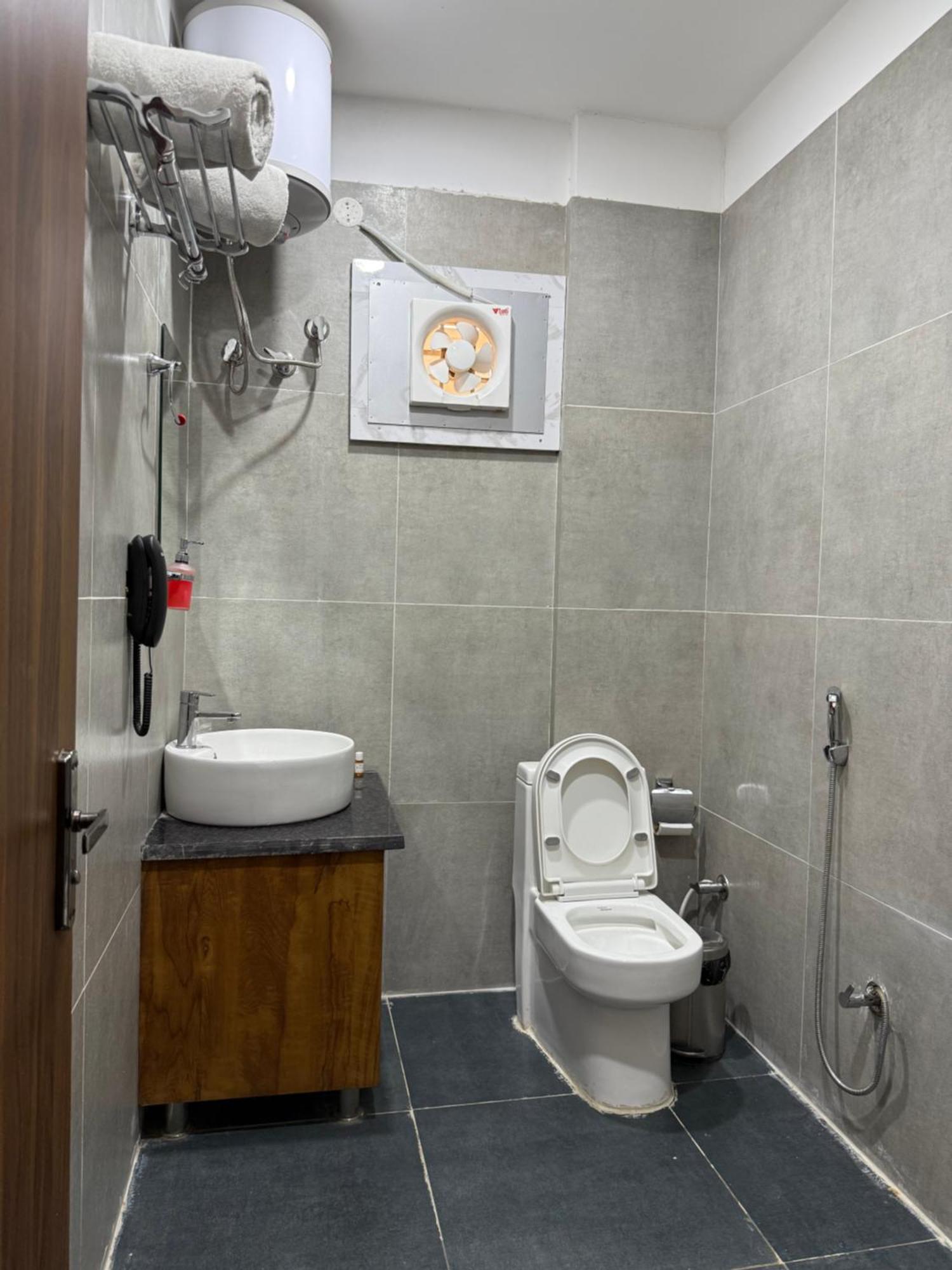 Hotel 7 Heaven Дехрадун Екстериор снимка