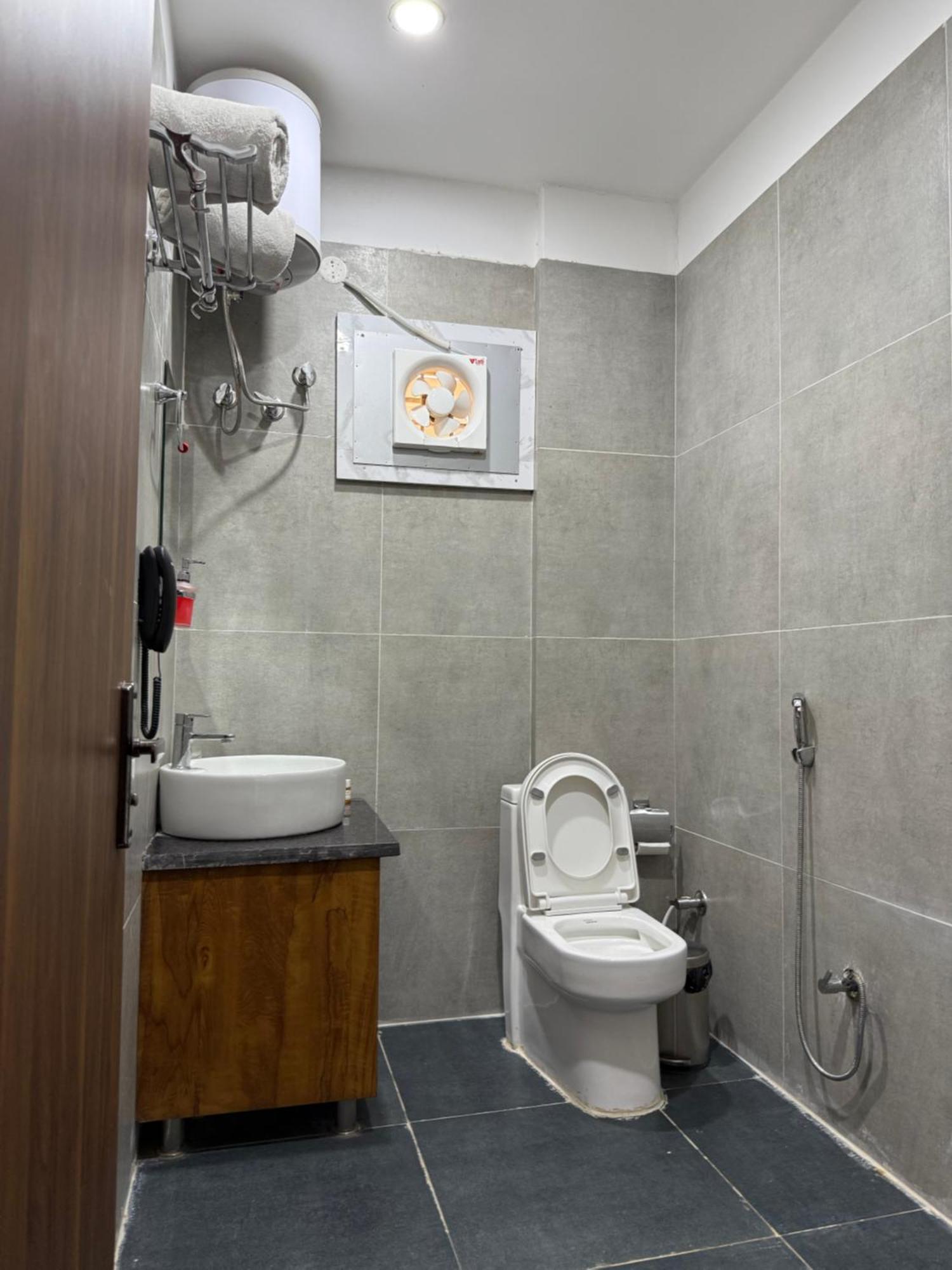 Hotel 7 Heaven Дехрадун Екстериор снимка