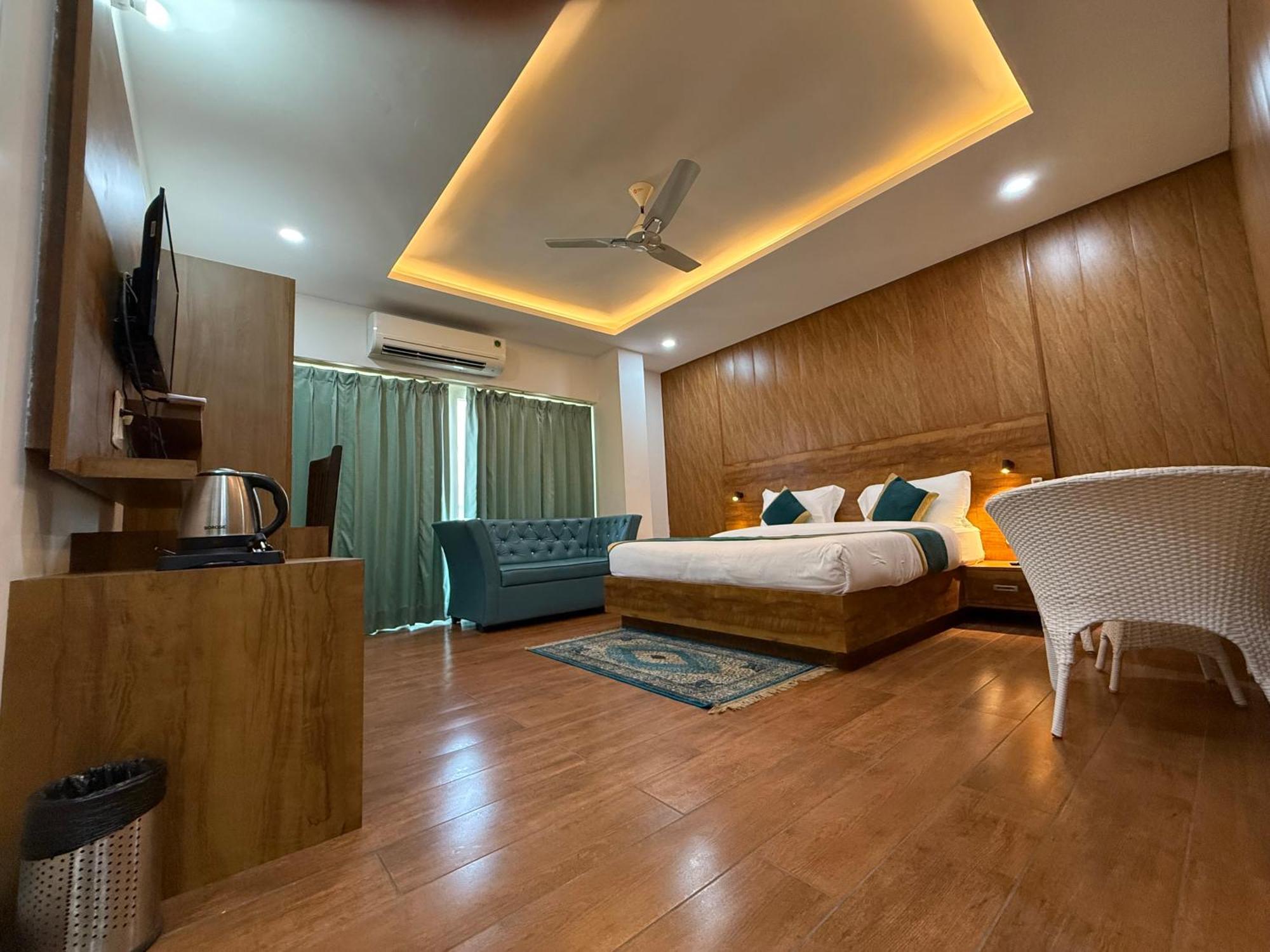 Hotel 7 Heaven Дехрадун Екстериор снимка