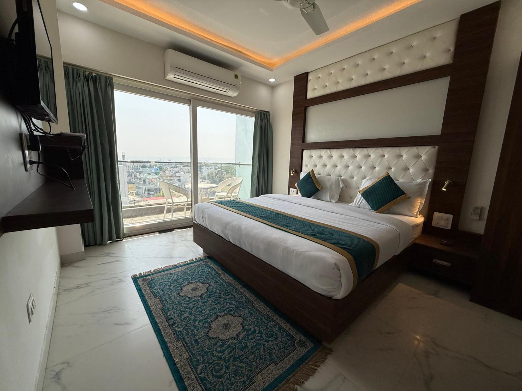 Hotel 7 Heaven Дехрадун Екстериор снимка