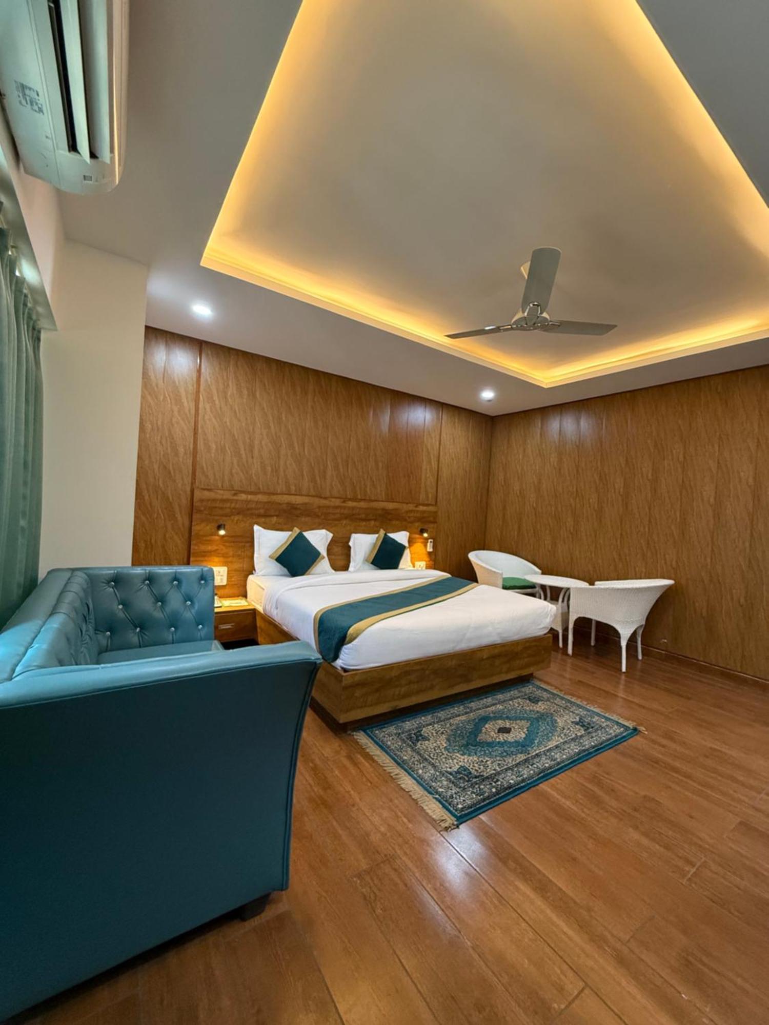 Hotel 7 Heaven Дехрадун Екстериор снимка