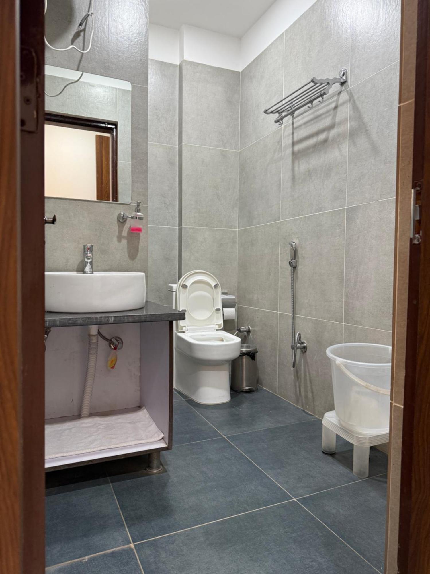 Hotel 7 Heaven Дехрадун Екстериор снимка